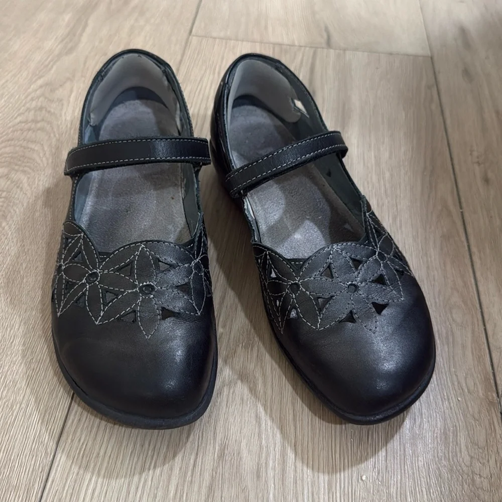 Naot Toatoa Leather Metallic Black Road May Jane Flats Womens - Picture 1 of 7